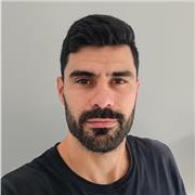 Offro lezioni di Capoeira, un'arte marziale brasiliana che coinvolge l'espressione corporea, la musica e il combattimento.